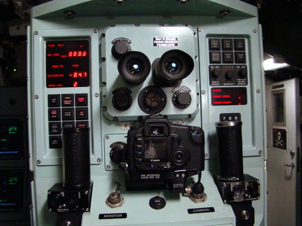Le HMAS Collins a 2 périscopes, qui utilisent la méthode traditionnelle de la lumière directe