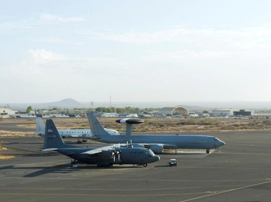 Un E-3F AWACS sur le parking