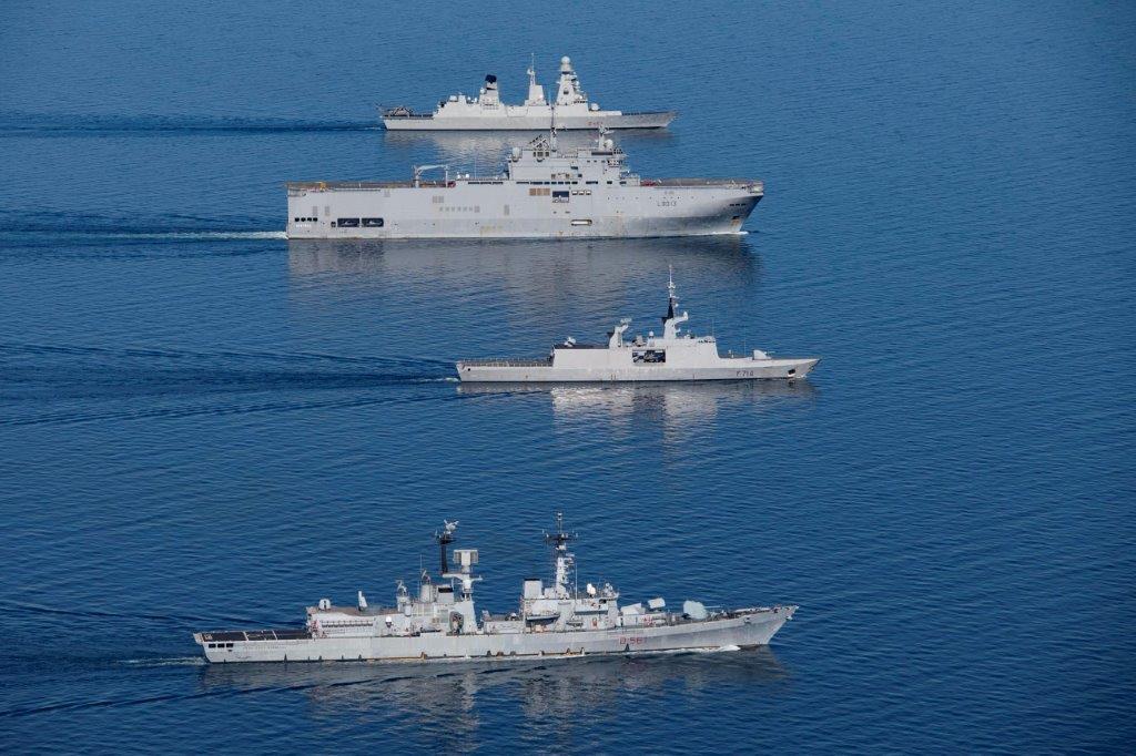 Le porte-hélicoptères Mistral et la frégate Guépratte s'entraînent avec la marine italienne