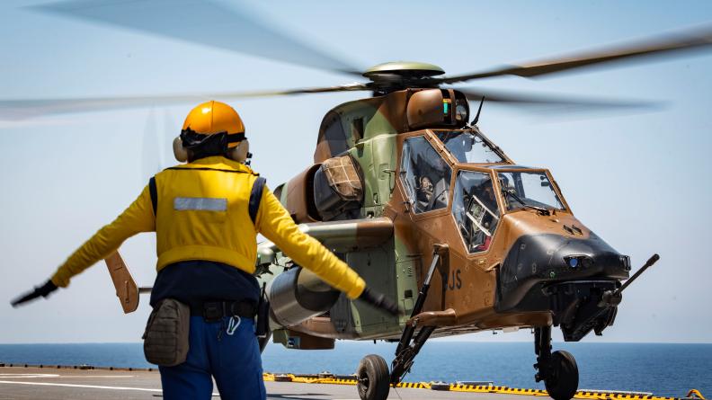 Un hélicoptère de combat de l'armée de terre sur le pont du Mistral