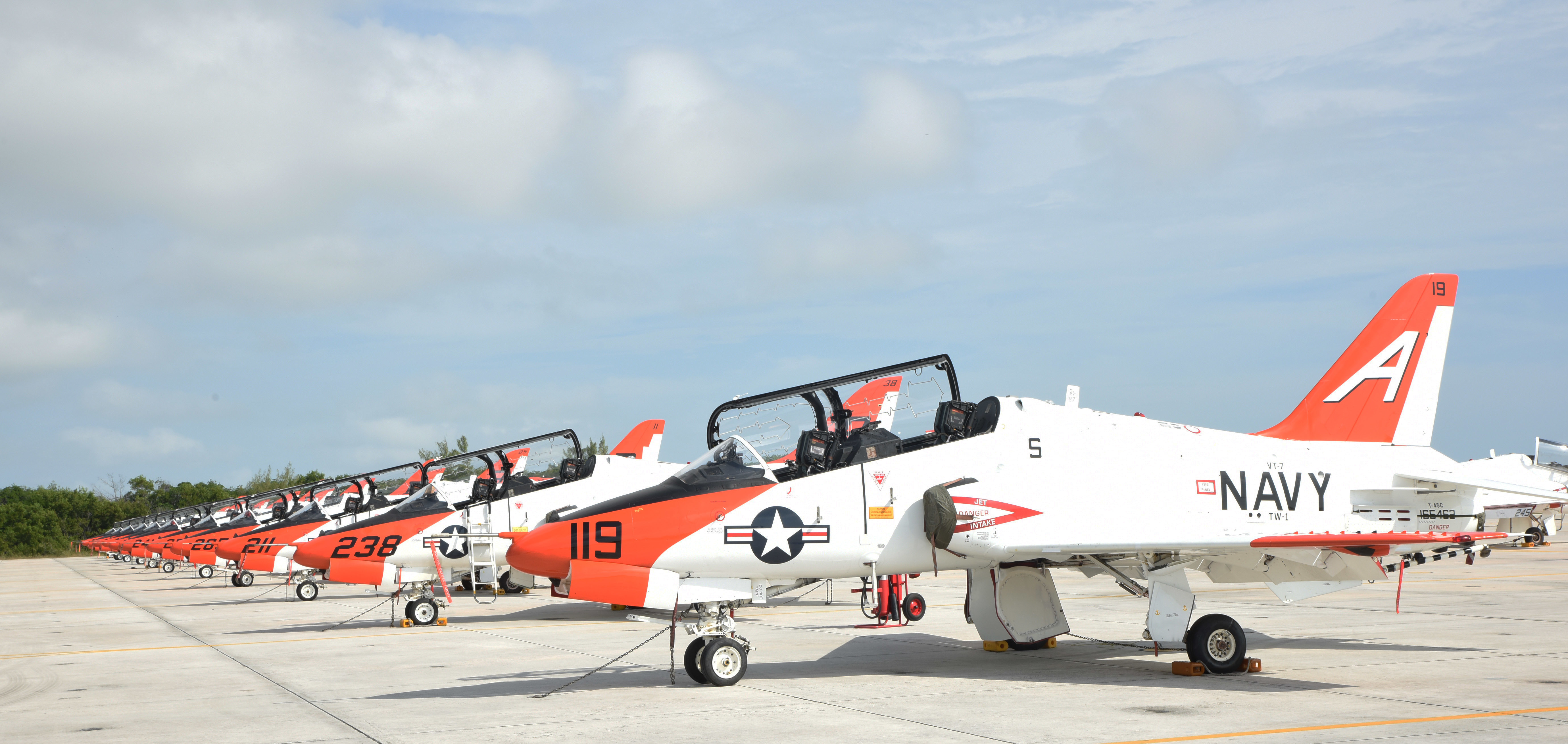 Des avions d'entraînement T-45 Goshawk alignés sur la base de Key West (Floride)