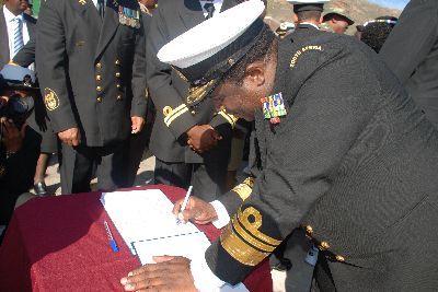 Le chef de la marine sud-africaine signe le livre d'or du sous-marin