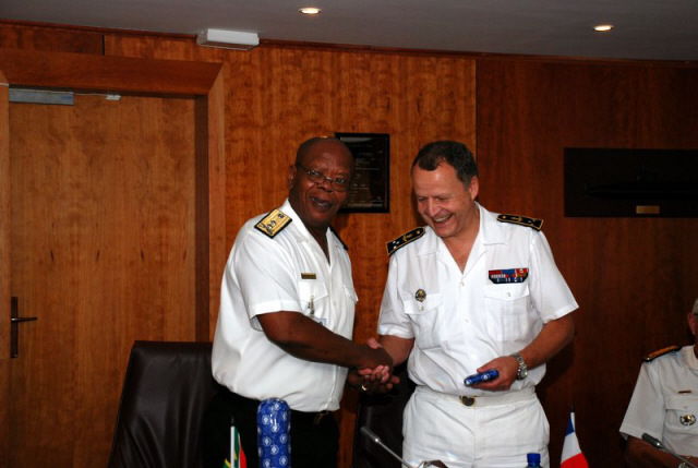 Le contre-amiral Magalefa échangeant des cadeaux de bienvenue avec le contre-amiral Launay