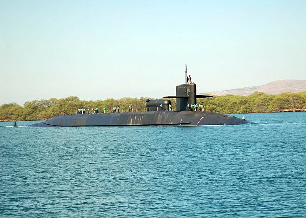 L'USS Ohio arrive à Pearl Harbour