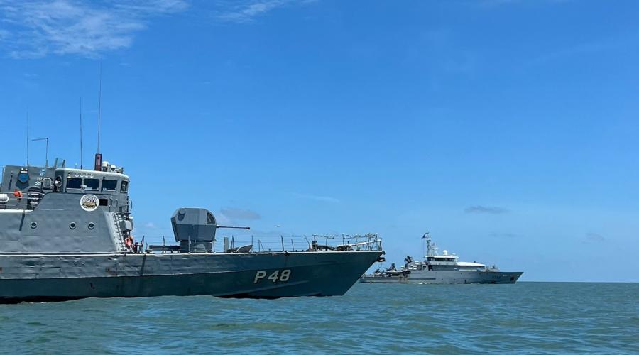 Le patrouilleur La Confiance et le patrouilleur brésilien Guanabara