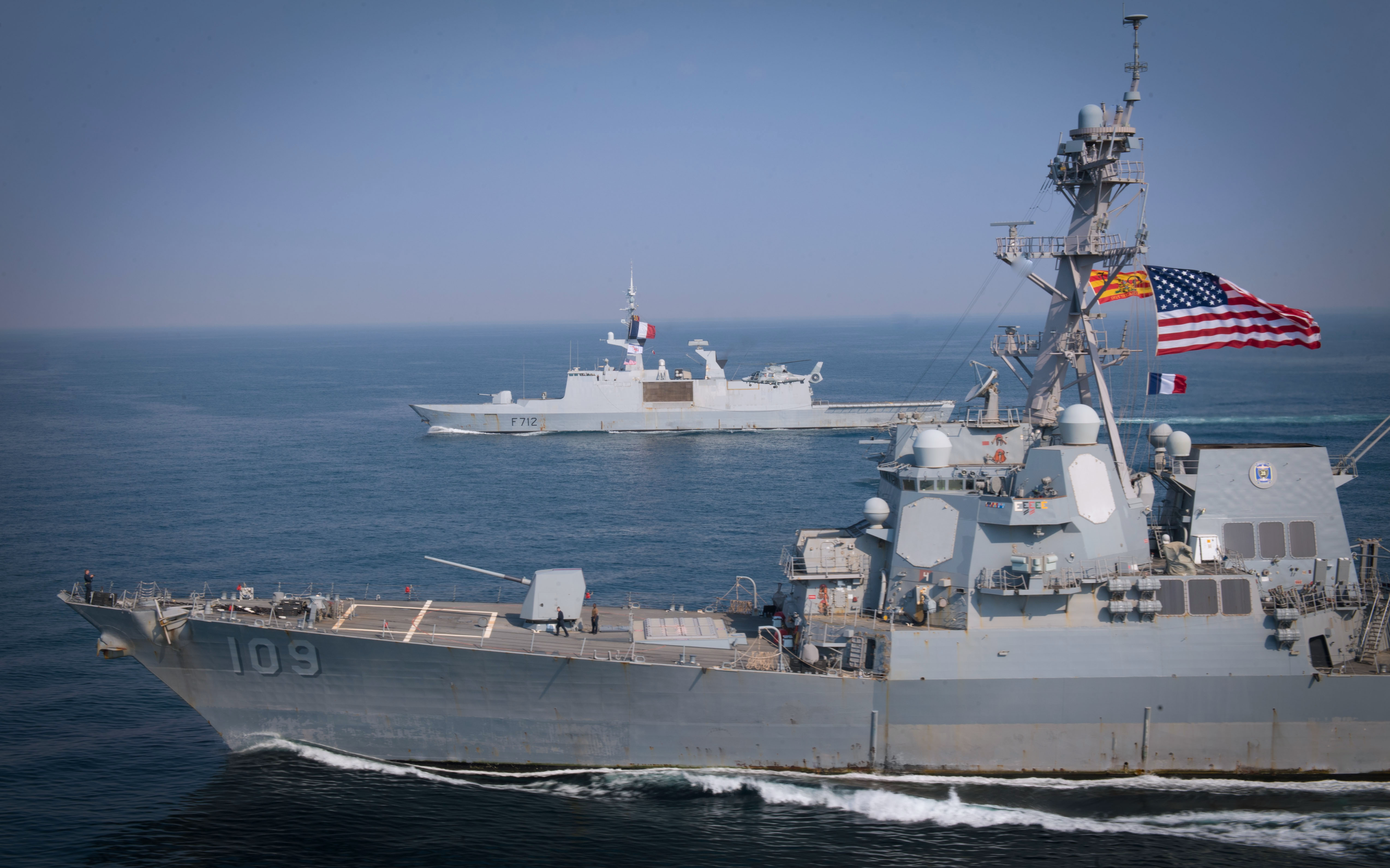 La frégate Courbet et le destroyer USS Jason Dunham