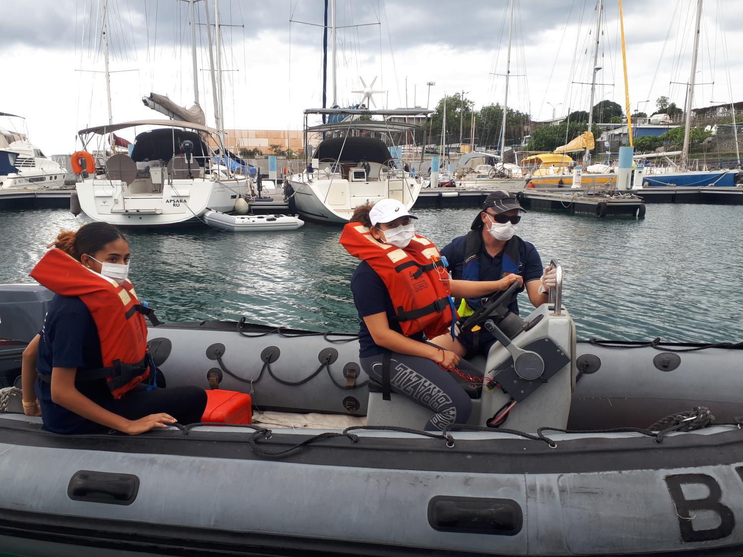 Des stagiaires de la PMM de Port des Galets (La Réunion) sur une embarcation semi-rigide