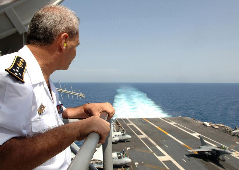 Le chef d'état-major de la Marine sur l'USS Entreprise