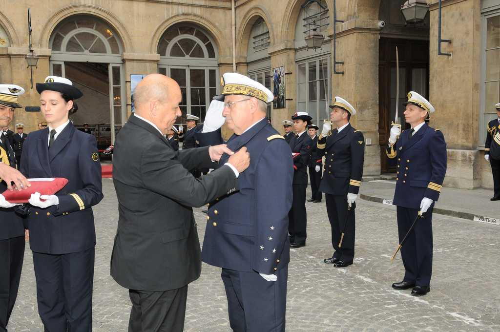 L’amiral Bernard Rogel, chef d’état-major de la Marine, élevé à la dignité de grand officier de la Légion d’honneur