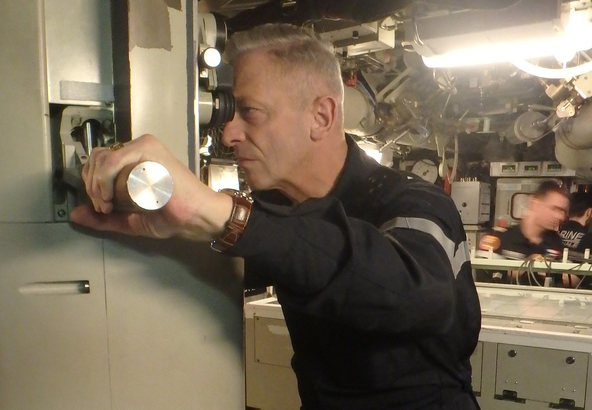 Le général François Lecointre, CEMA, regarde par le périscope d'un SNLE