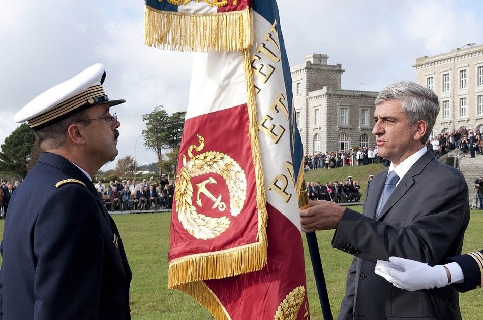 Le ministre de la Défense remet son drapeau à l'école des mousses