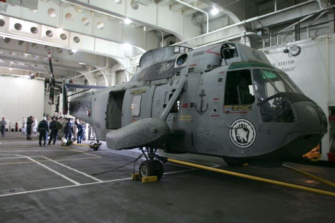 Un hélicoptère dans le hangar