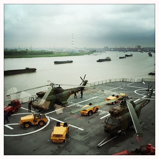 Le BPC Dixmude dans le port de Shangai