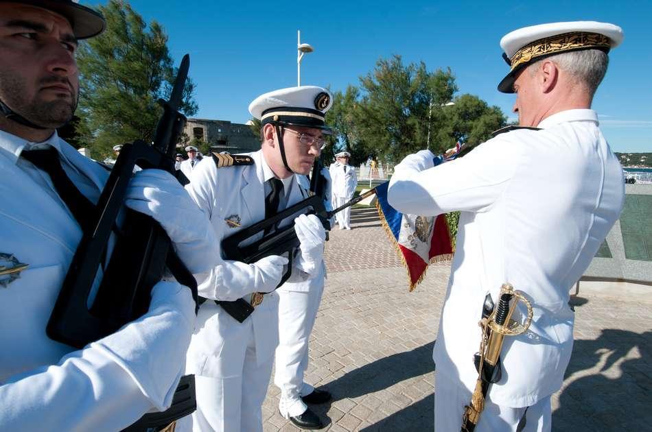 Les sous-marins Rubis et Saphir reçoivent la Croix de la valeur militaire