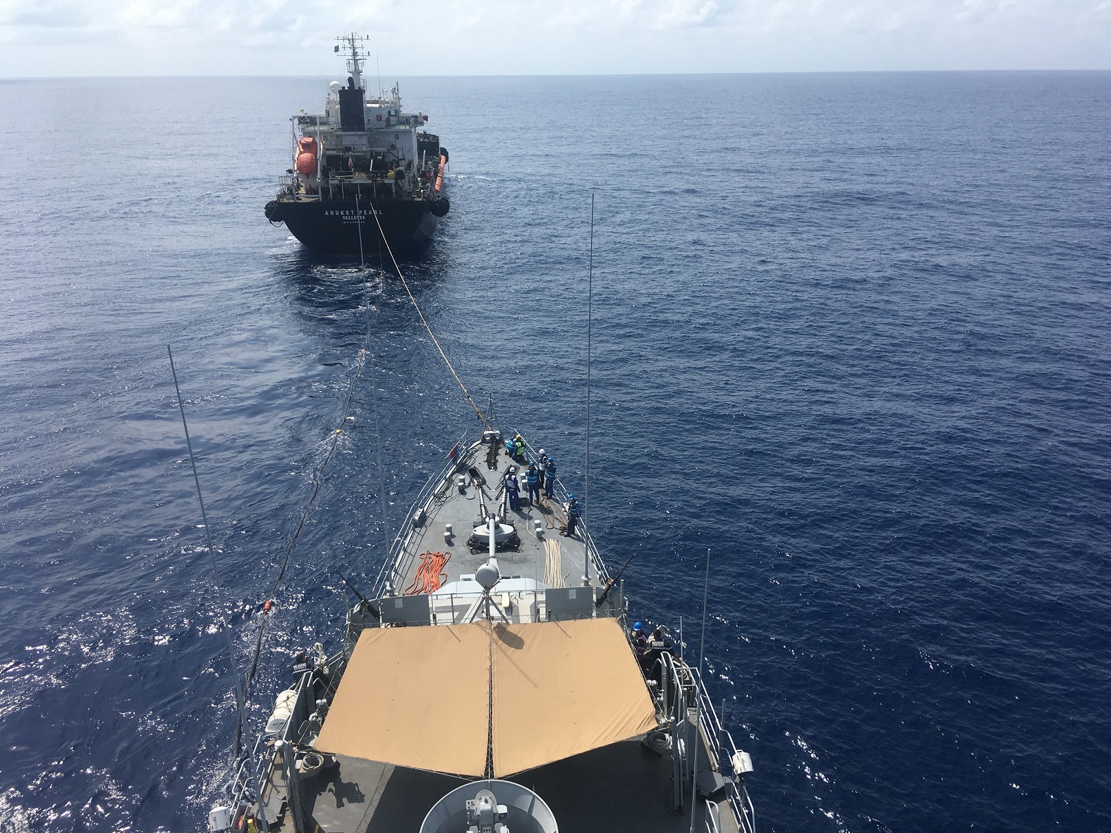 Le patrouilleur de haute-mer Commandant Birot se ravitaille auprès du tanker maltais Anuket Pearl
