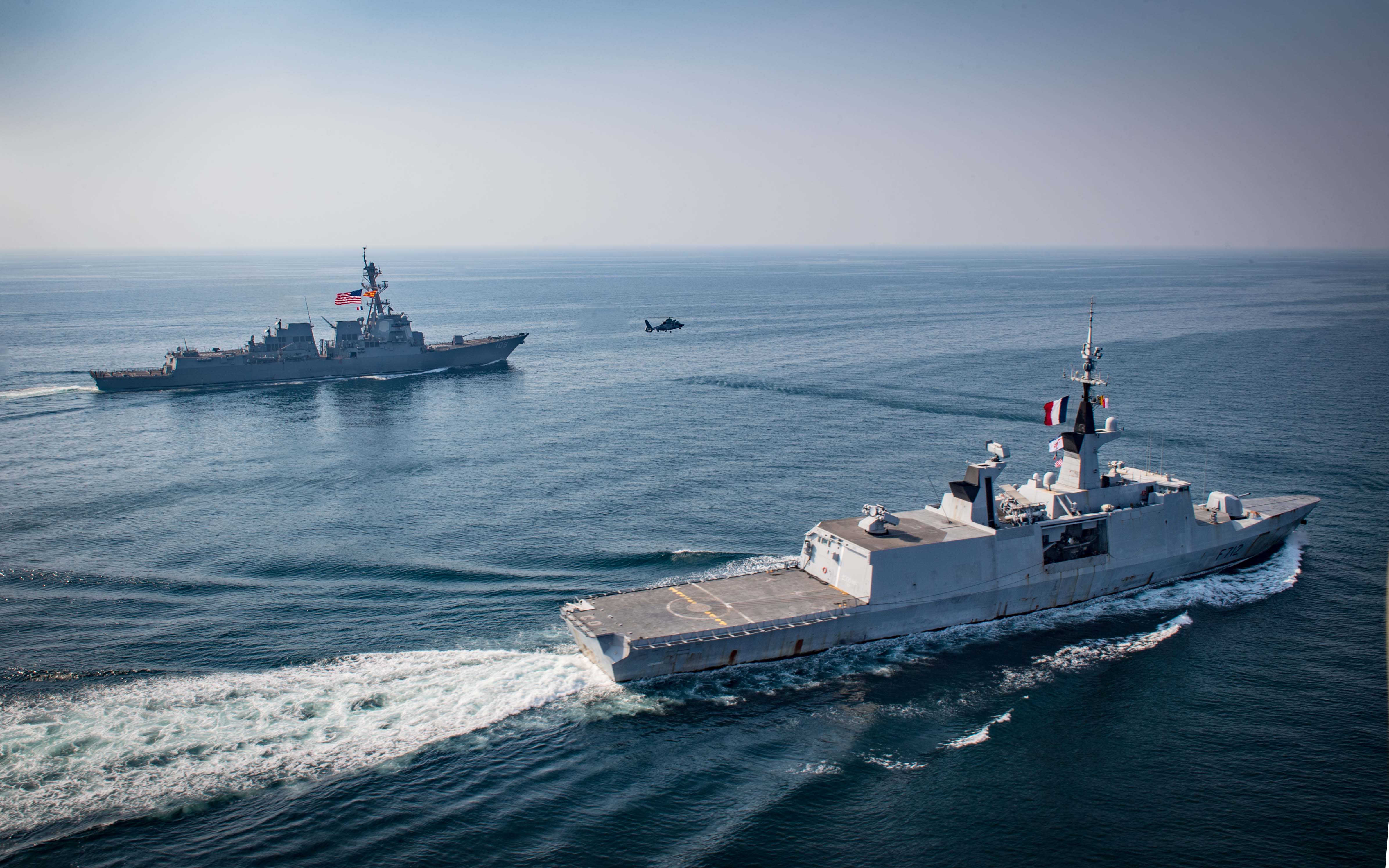 La frégate Courbet et le destroyer USS Jason Dunham