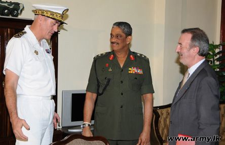 Le général Sarath Fonseka reçoit l'amiral Valin, l'ambassadeur de France