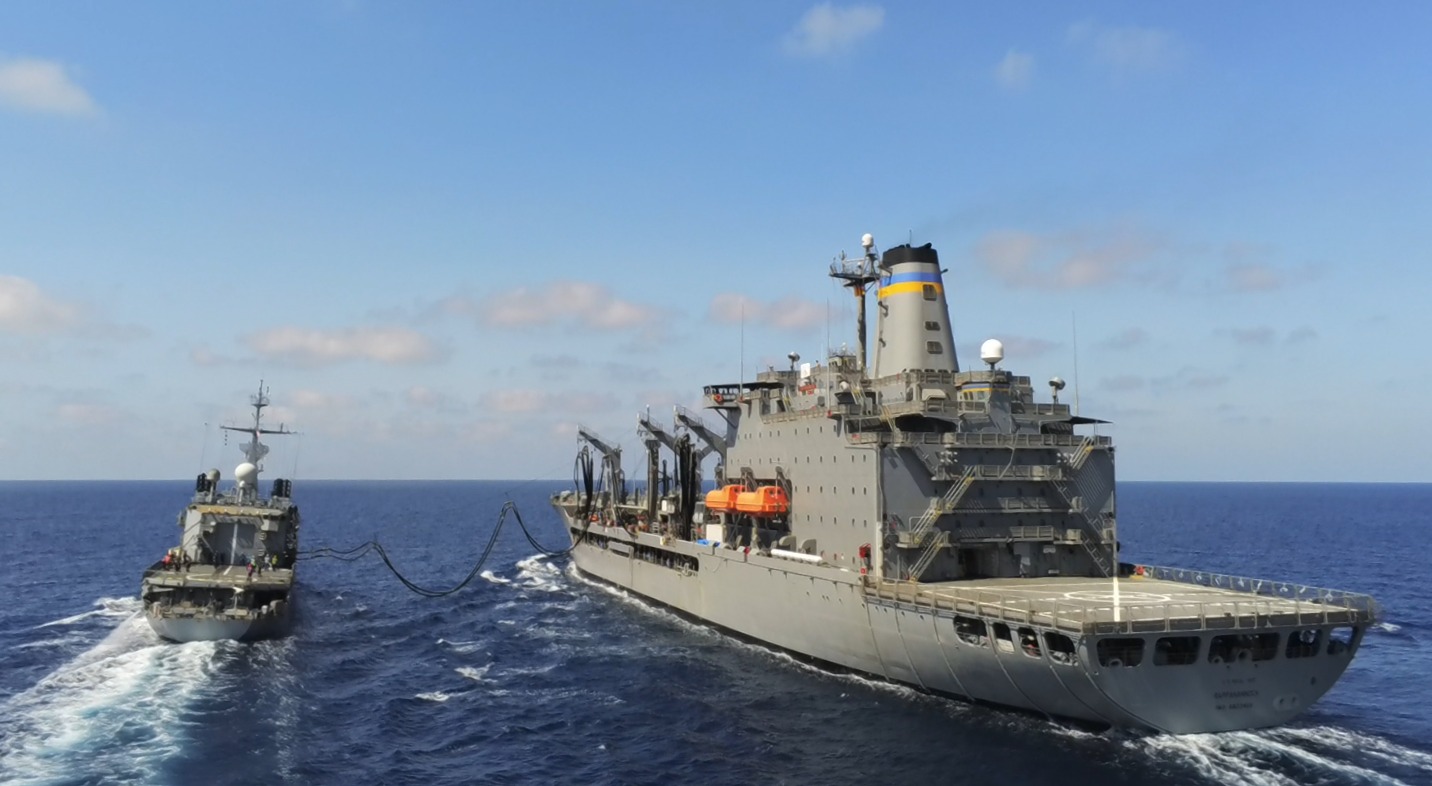 Ravitaillement à la mer entre la frégtae Vendémiaire et le pétrolier américain USNS Rappahannock