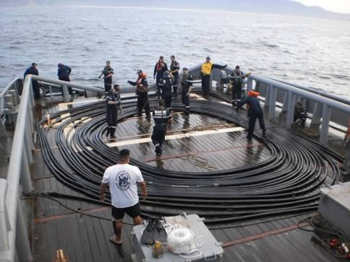 Des marins français sur le pont du remorqueur brésilien Tridente pour récupérer l'antenne sonar remorquée