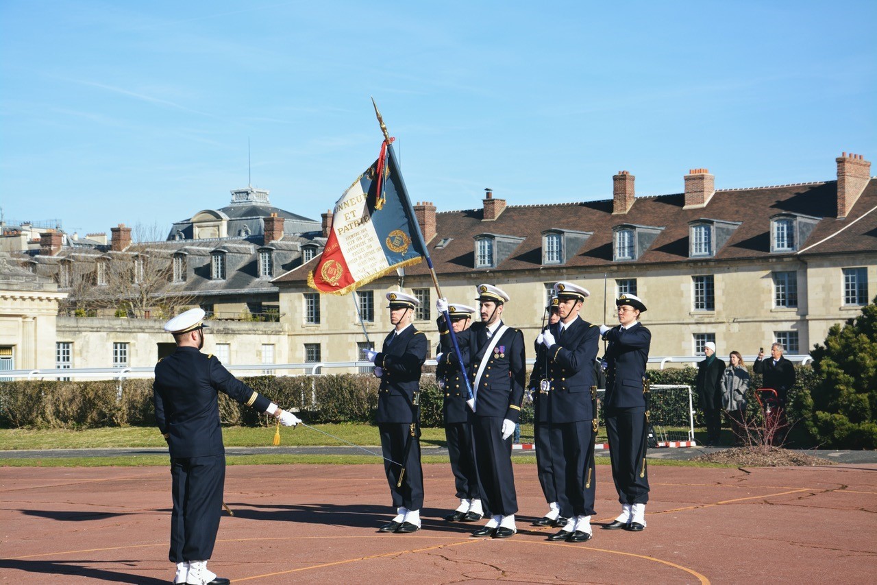 Cérémonie de présentation au Drapeau pour les stagiaires de la Préparation militaire marine supérieure Etat-Major