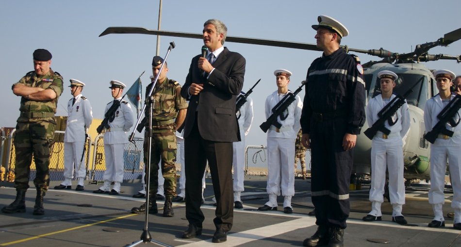 M. Hervé Morin, ministre de la Défense, s'adresse Ã  l'équipage du Jean de Vienne
