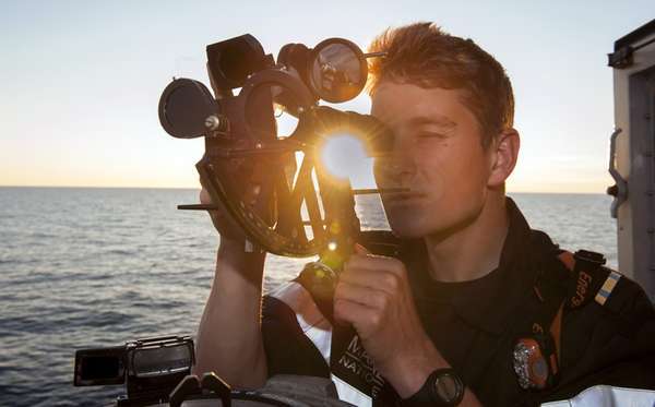 Un élève-officier de l'Ecole Navale s'exerce au sextant