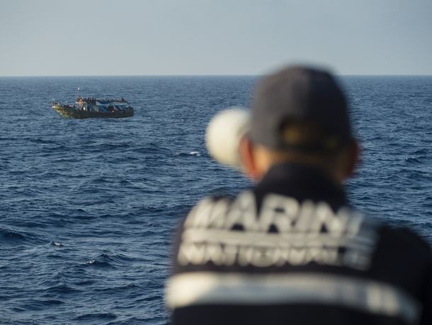 Le patrouilleur de haute mer « Commandant Bouan » de la Marine nationale sauve 327 naufragés en détresse