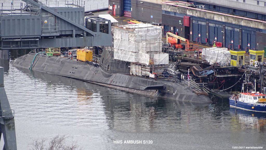 Le HMS Ambush en réparation