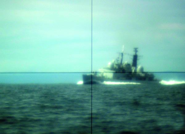 Le HMS Tireless a un destroyer Type 42 en vue lors de l'entraÃ®nement Perisher au large de l'Ecosse