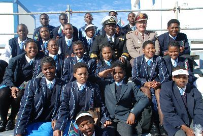 Des écoliers du collège Isilimela ont aussi été invités à l'arrivée du sous-marin