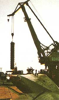Chargement d'un missile le long du quai