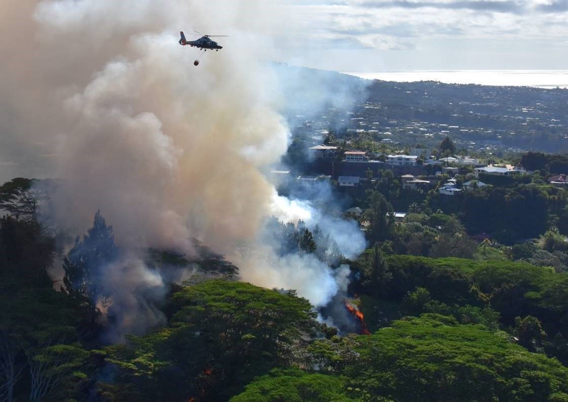 Un hélicoptère Dauphin de la Marine nationale engagé dans la lutte contre un incendie à Tahiti 