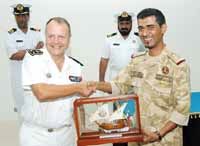 Le vice-amiral Jacques Launay (Ã  gauche) et un responsable de la marine du Qatar