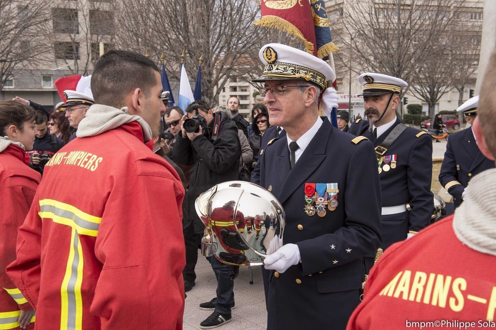 Remise de casque à une nouvelle promotion de marins-pompiers de Marseille