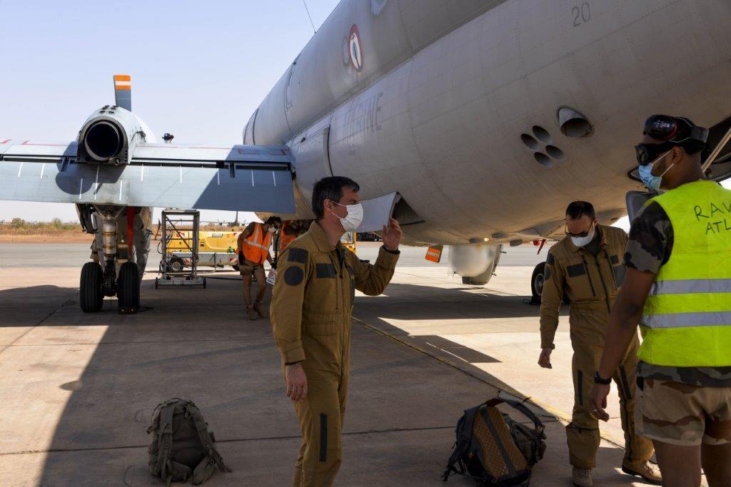 Préparation d'un avion de patrouille maritime Atlantique 2 sur la base aérienne de Niamey