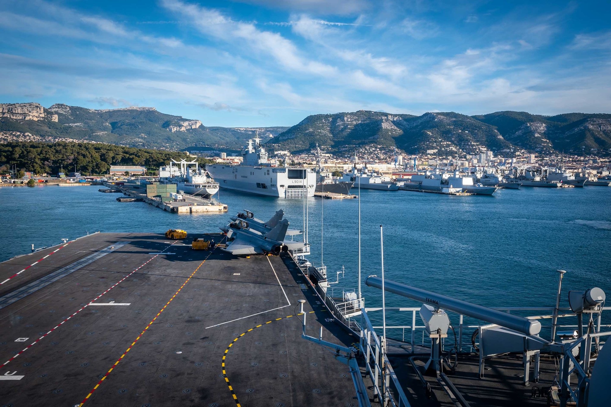 Le porte-avions Charles de Gaulle appareille de Toulon