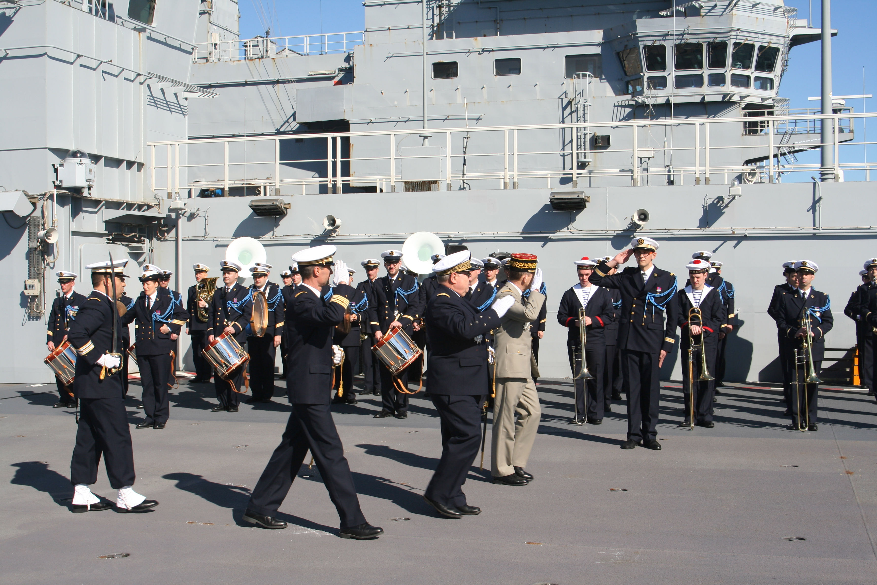 Le chef d'état-major des armées et le chef d'état-major de la marine passent les troupes en revue