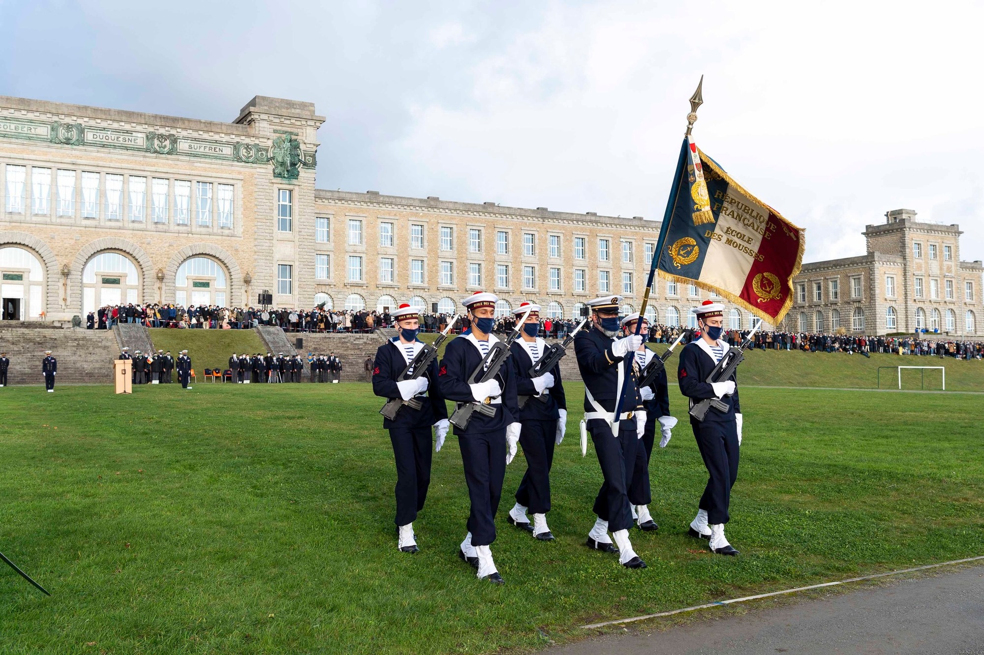 Présentation aux drapeaux au centre d’instruction naval de Brest