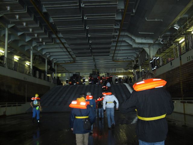 Les ressortissants évacués arrivent à bord du Tonnerre