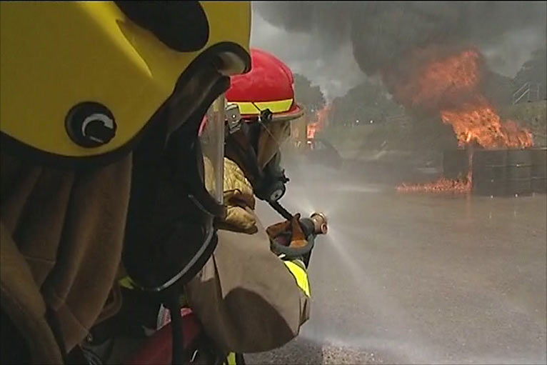 Les marins des 4 marines s'entraînent à la lutte contre les incendies