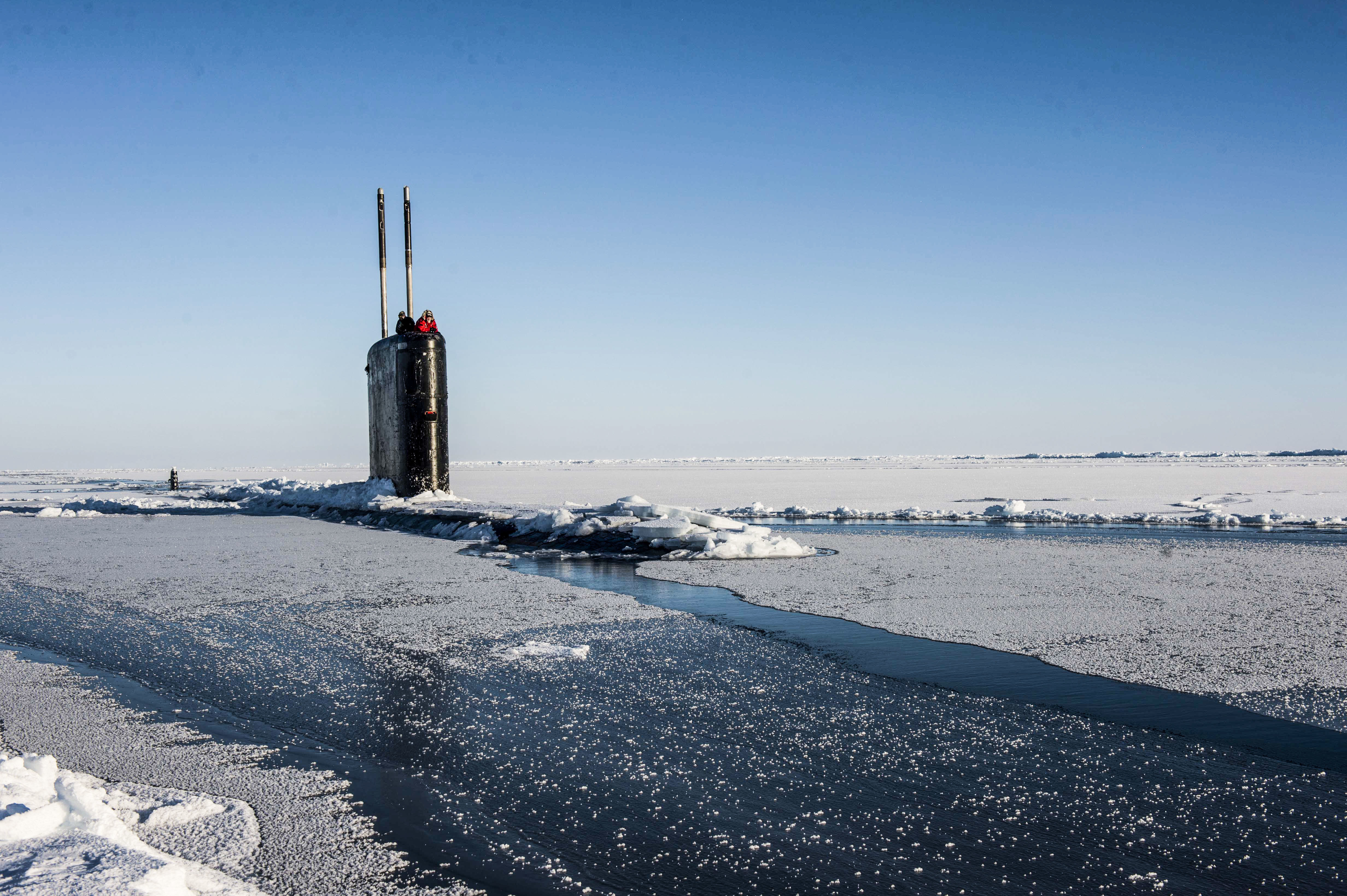 Le sous-marin USS Hartford fait surface au travers de la glace arctique