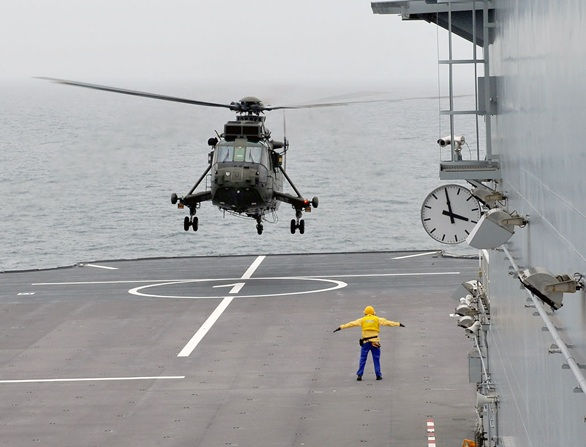Un hélicoptère britannique Sea King à bord du BPC Dixmude