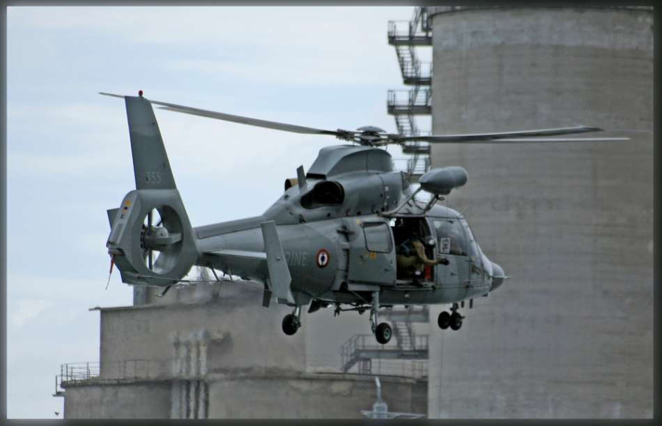 Un hélicoptère Panther en démonstration d'hélitreuillage