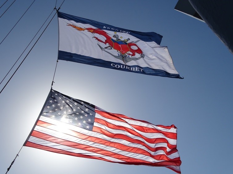 Le pavillon du Courbet au-dessus du drapeau américain