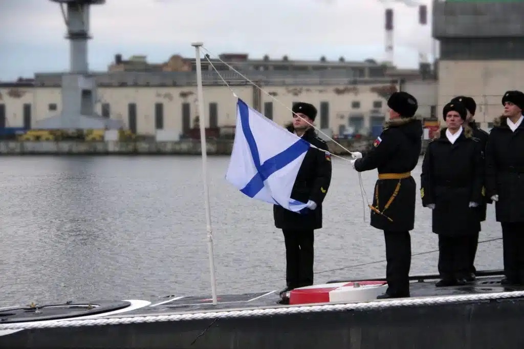 Le drapeau de la marine russe hissé à bord du sous-marin Ufa