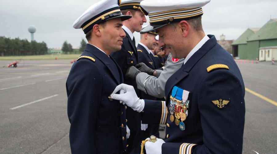 Un nouveau pilote de l'aéronavale reçoit son insigne