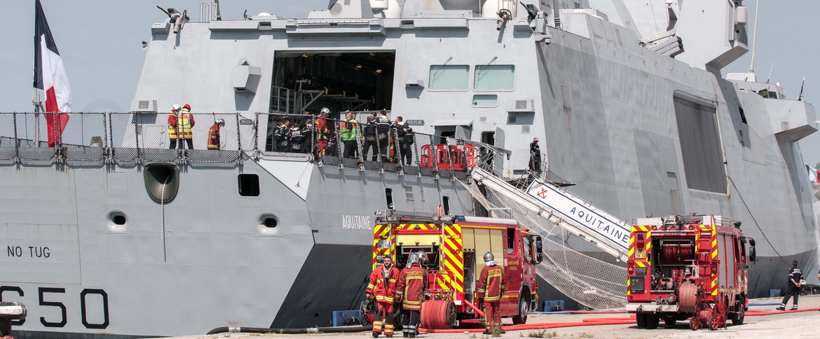 Le bataillon des marins-pompiers apporte son soutien à l'équipage de l'Aquitaine lors d'un exercice incendie