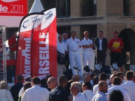 Le Lieutenant de vaisseau Laurent Matter participe à la remise des prix du Tour de France à la Voile 2011