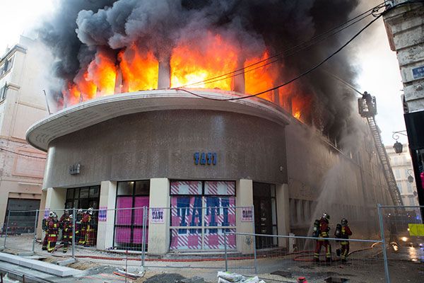 Les marins-pompiers de Marseille interviennent sur l’incendie du magasin TATI
