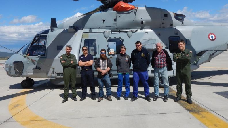 L'équipe de développement devant un hélicoptère NH-90